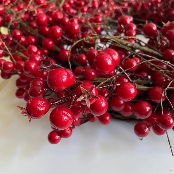 Crate and Barrel Red Berry Wreath 30" NWT - Picture 4 of 8